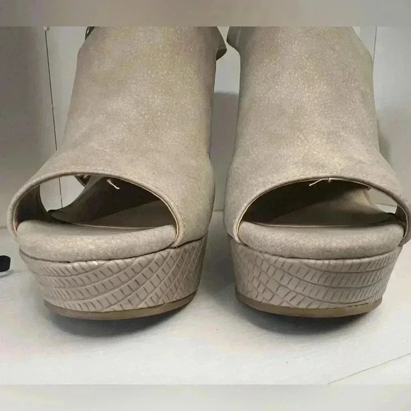 Chinese Laundry Women’s Wedges with back strap.  Size 8 neutral. - Picture 2 of 7